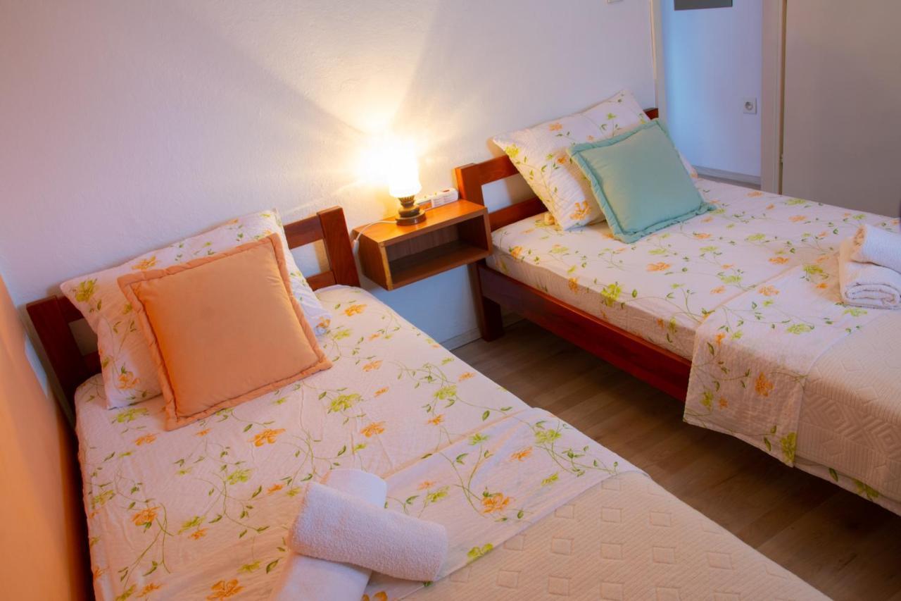 Apartment Tony - 2Bdr Beachfront Jadrija Kültér fotó